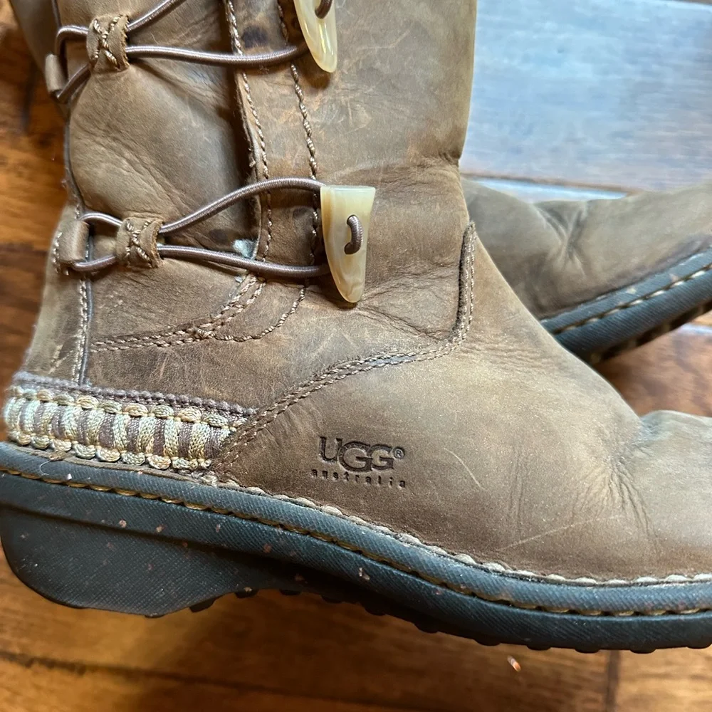 Ugg Kona Chestnut Suede Leather Shearling Sheepskin Lined Toggle Boots Size 7
